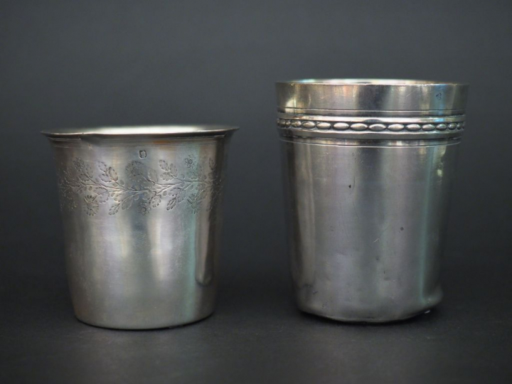 Timbale évasée en argent, poinçon Minerve à décor de branchages fleuri