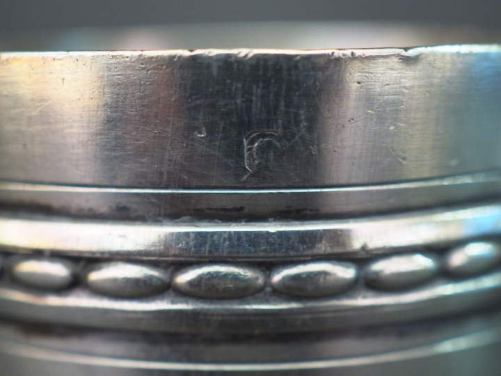 Timbale évasée en argent, poinçon Minerve à décor de branchages fleuri