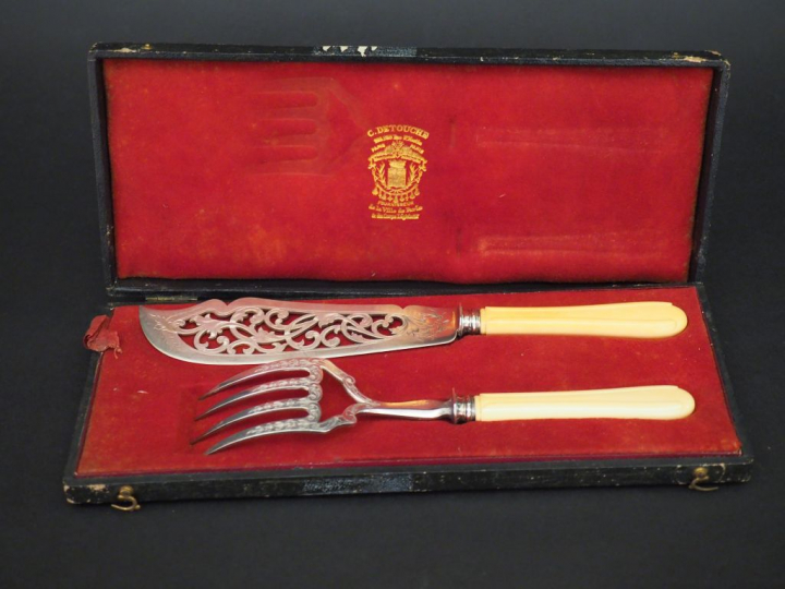 Couvert à servir le poisson en argent, poinçon Minerve, modèle feuilla