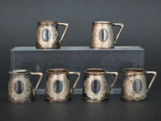 Vente aux enchères Suite de six petits verres à liqueur en forme de chope de style Louis 