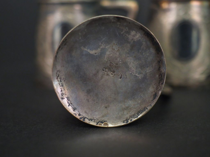 Suite de six petits verres à liqueur en forme de chope de style Louis 