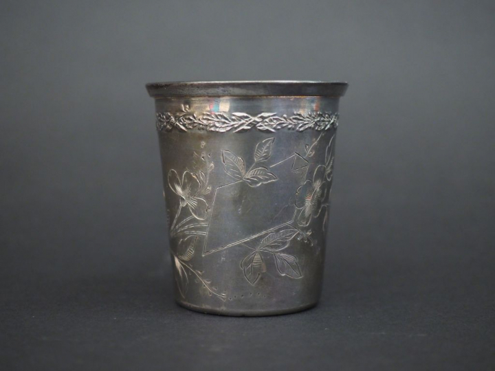 Timbale de style Louis XVI en argent, poinçon Minerve, à décor de fris