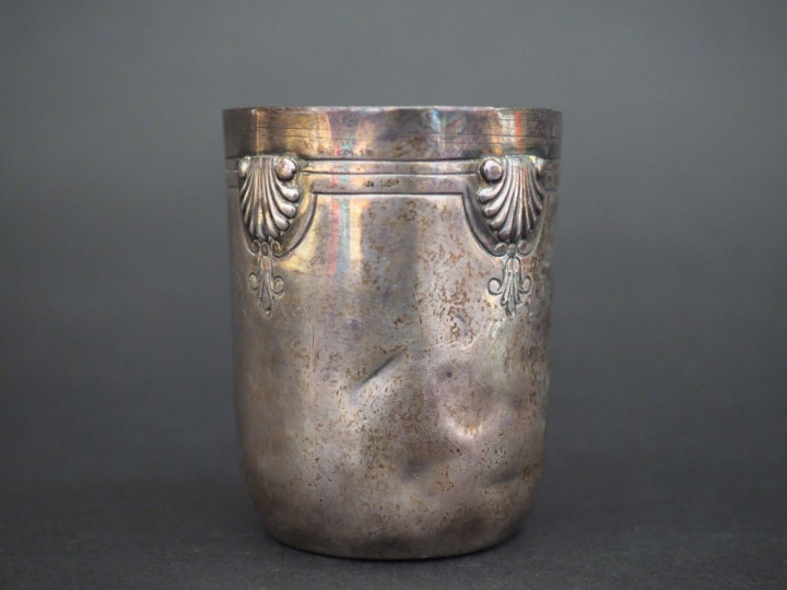 Timbale de style Louis XV en argent, poinçon Minerve, à décor de coqui