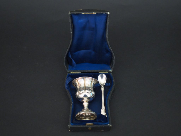 Coquetier Napoléon III en argent, poinçon Minerve, en forme de vase Mé