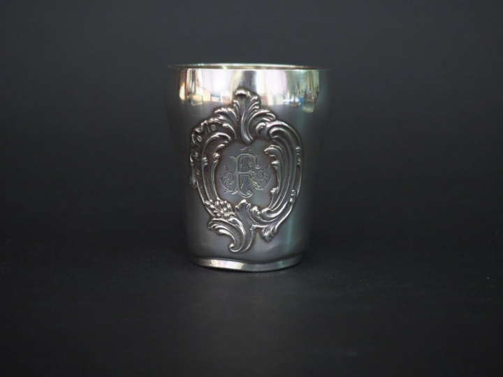 Timbale de style Louis XV en argent, poinçon Minerve, à décor de monog