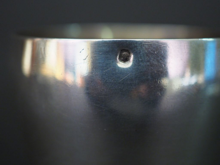 Timbale de style Louis XV en argent, poinçon Minerve, à décor de monog