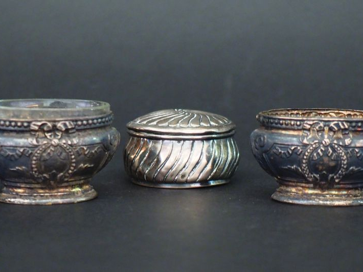 Ensemble comprenant :  - une petite boite à pilules en argent poinçon 