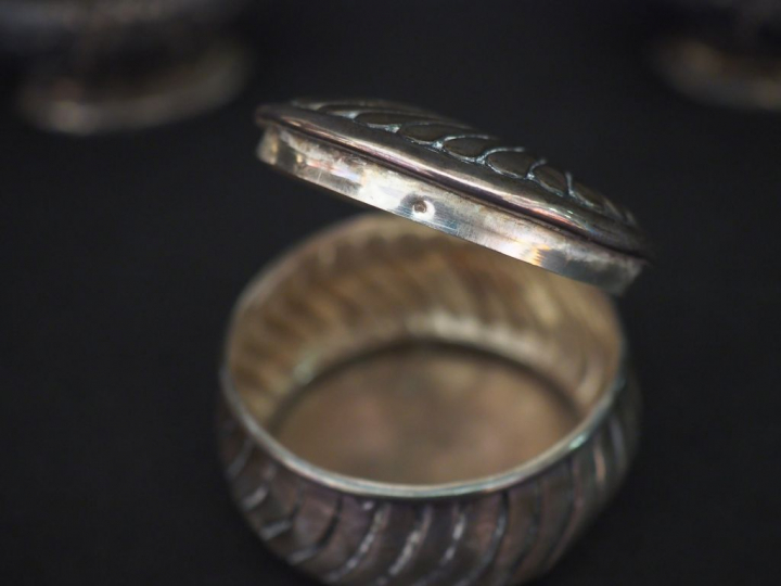 Ensemble comprenant :  - une petite boite à pilules en argent poinçon 