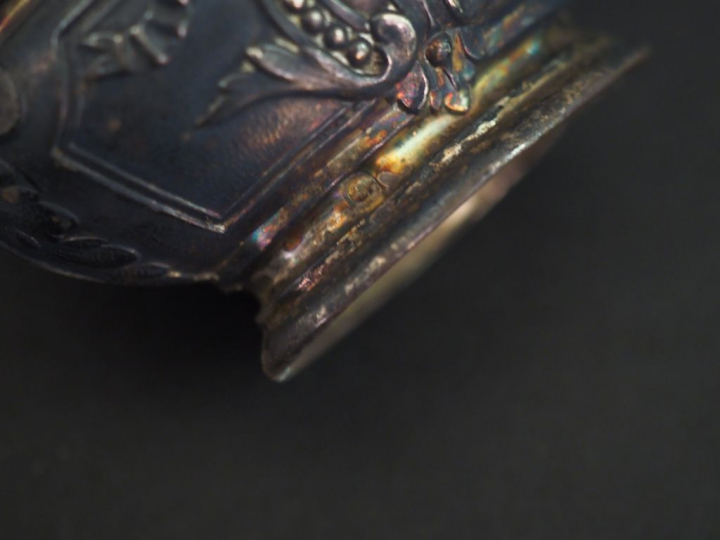 Ensemble comprenant :  - une petite boite à pilules en argent poinçon 