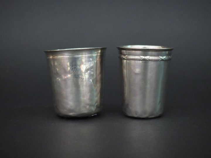 Ensemble comprenant :  - une timbale de style Louis XVI en argent, poi