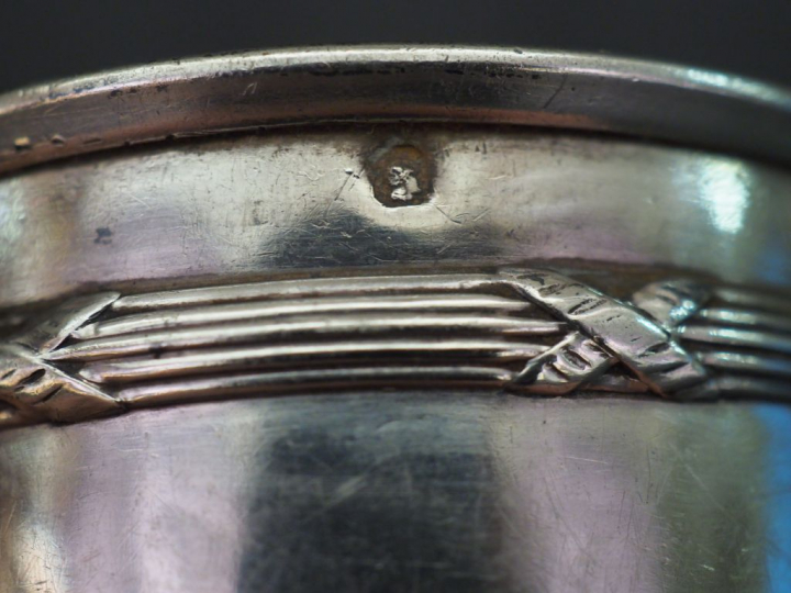 Ensemble comprenant :  - une timbale de style Louis XVI en argent, poi