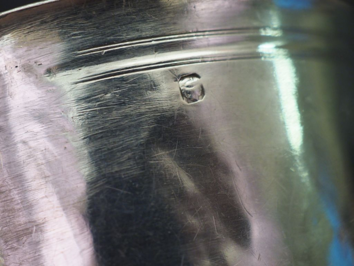 Ensemble comprenant :  - une timbale de style Louis XVI en argent, poi