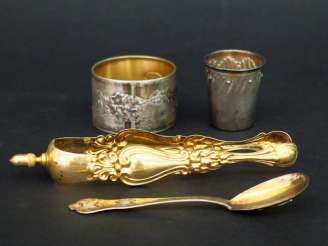 Vente aux enchères Ensemble comprenant :  - une cuillère à œuf en vermeil, poinçon Minerv