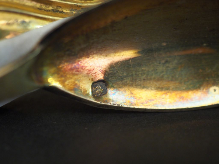 Ensemble comprenant :  - une cuillère à œuf en vermeil, poinçon Minerv