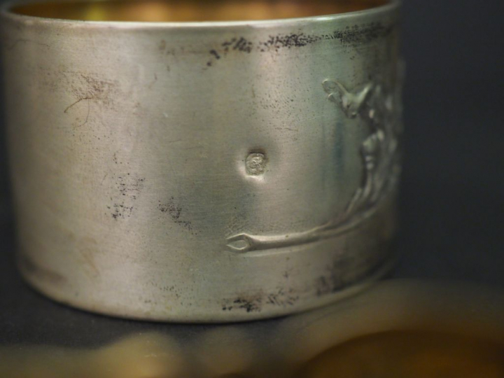 Ensemble comprenant :  - une cuillère à œuf en vermeil, poinçon Minerv