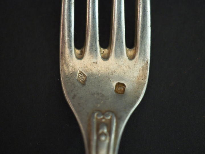 Ensemble comprenant : - trois cuillères en argent, poinçons et modèle 