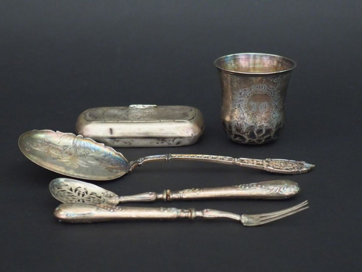 Ensemble comprenant :  - une timbale de forme tulipe en argent, poinço