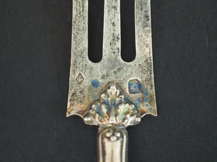 Ensemble comprenant :  - une timbale de forme tulipe en argent, poinço