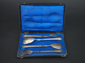 Vente aux enchères Service à douceurs en argent, poinçon Minerve, à décor de fleurons et 