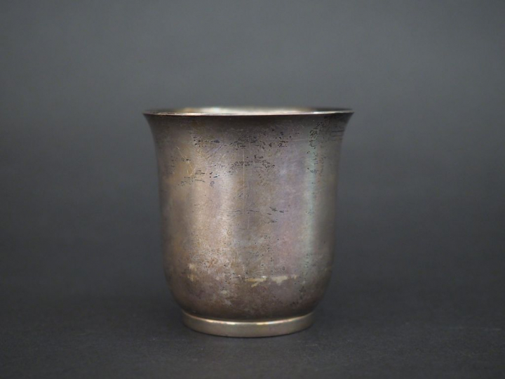 Timbale de forme tulipe en argent, poinçon Minerve.  H. 6,6 cm Poids. 