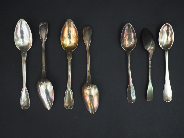 Ensemble comprenant :  - quatre petites cuillères en argent, poinçon M