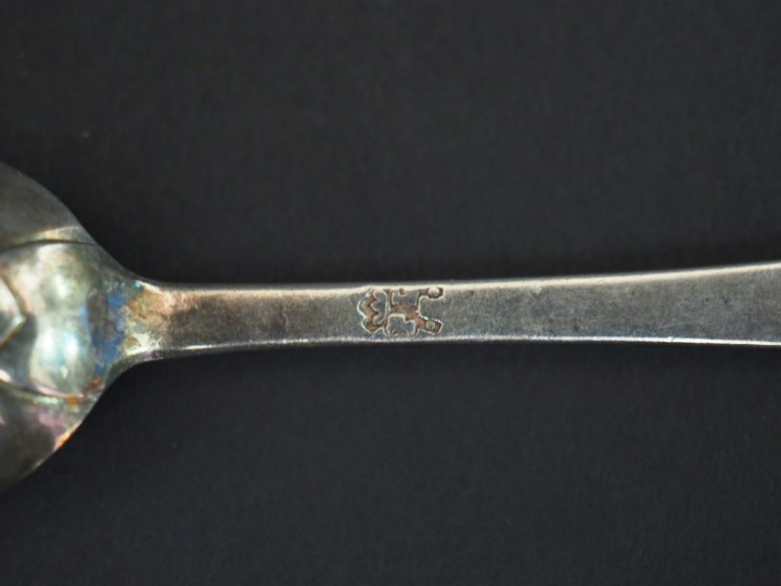 Ensemble comprenant :  - quatre petites cuillères en argent, poinçon M