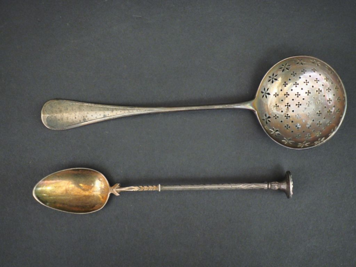 Ensemble comprenant :  - une cuillère à saupoudrer de style Louis XVI 