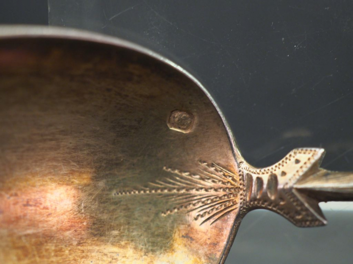 Ensemble comprenant :  - une cuillère à saupoudrer de style Louis XVI 