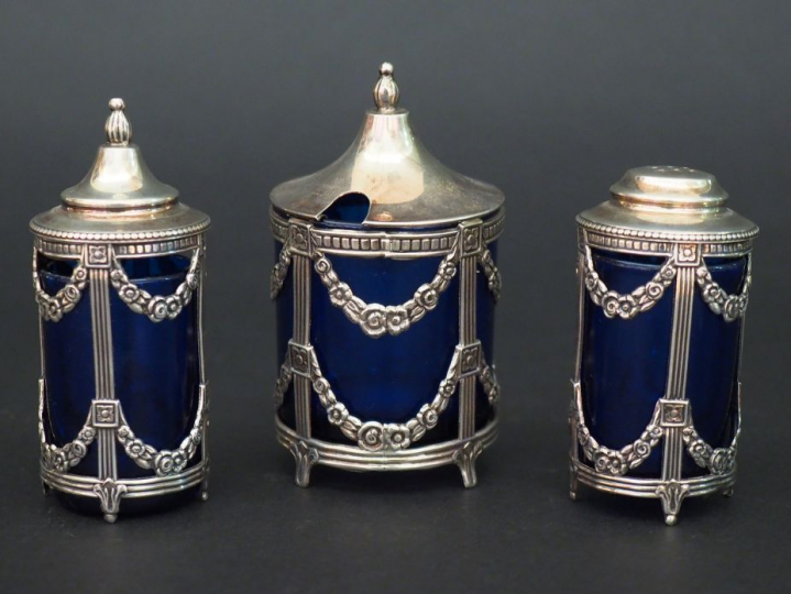 Garniture de table de style Louis XVI en argent, à décor de guirlandes