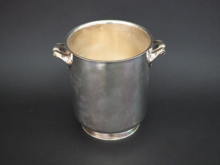 GALLIA, orfèvrerie CHRISTOFLE. Seau à champagne en métal argenté sur p