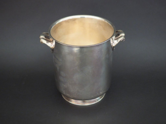 Vente aux enchères GALLIA, orfèvrerie CHRISTOFLE. Seau à champagne en métal argenté sur p