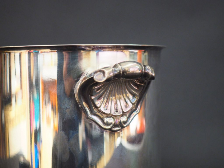 GALLIA, orfèvrerie CHRISTOFLE. Seau à champagne en métal argenté sur p