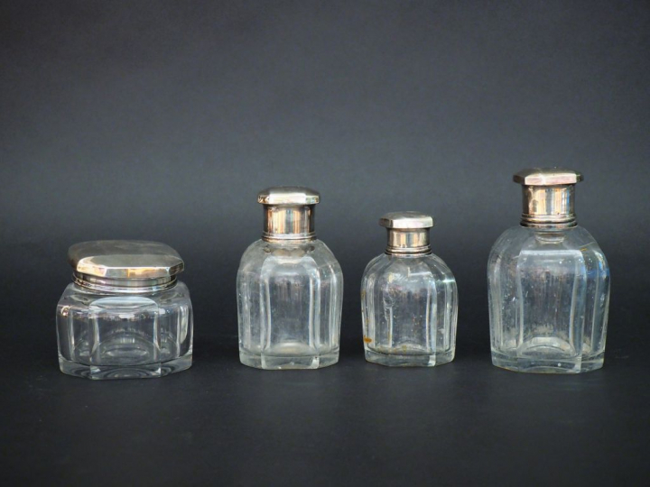 BACCARAT. Garniture de toilette en cristal et argent, poinçon Minerve.