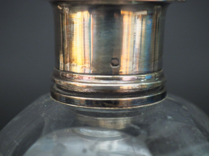 BACCARAT. Garniture de toilette en cristal et argent, poinçon Minerve.