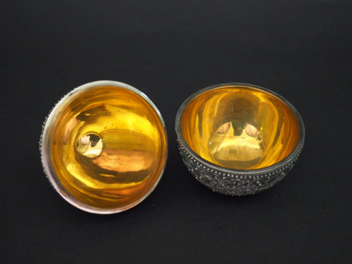 Boite en forme d'œuf en métal argenté et doré, à décor filigrané de ri