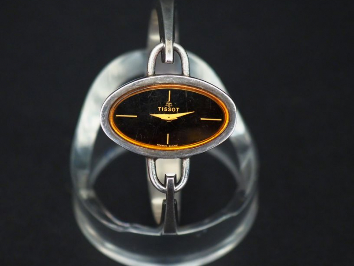 TISSOT Montre de dame en argent. Cadran ovale à index batons pour les 