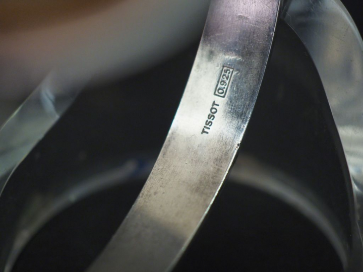 TISSOT Montre de dame en argent. Cadran ovale à index batons pour les 