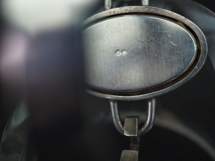 TISSOT Montre de dame en argent. Cadran ovale à index batons pour les 