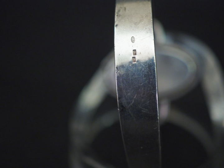 TISSOT Montre de dame en argent. Cadran ovale à index batons pour les 