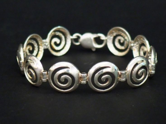 Vente aux enchères Bracelet articulé en argent, composé de maillons ronds, à décor ajouré