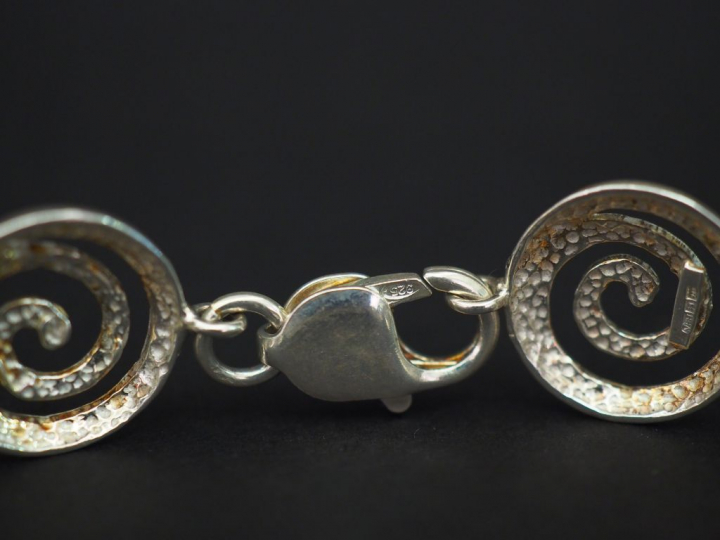 Bracelet articulé en argent, composé de maillons ronds, à décor ajouré