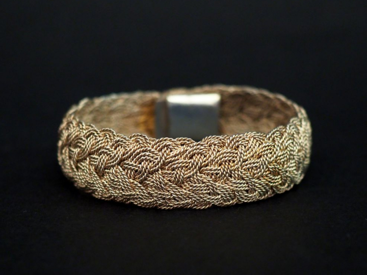 Bracelet manchette en argent, maille tressée. Poids. 47,52 g