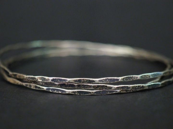 	Trois joncs facettés assortis en argent. Diam. 6,5 cm Poids. 9,63 g