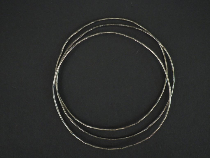 	Trois joncs facettés assortis en argent. Diam. 6,5 cm Poids. 9,63 g