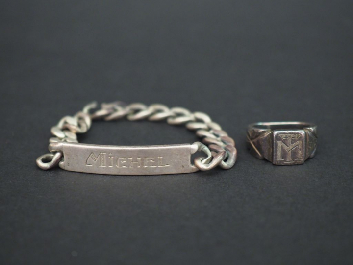 	Ensemble comprenant : - une gourmette en argent, marquée Michel. (acc