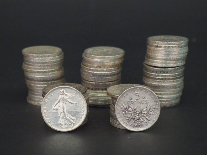 Soixante-dix-sept pièces de 5 francs en argent. Poids. 925 g