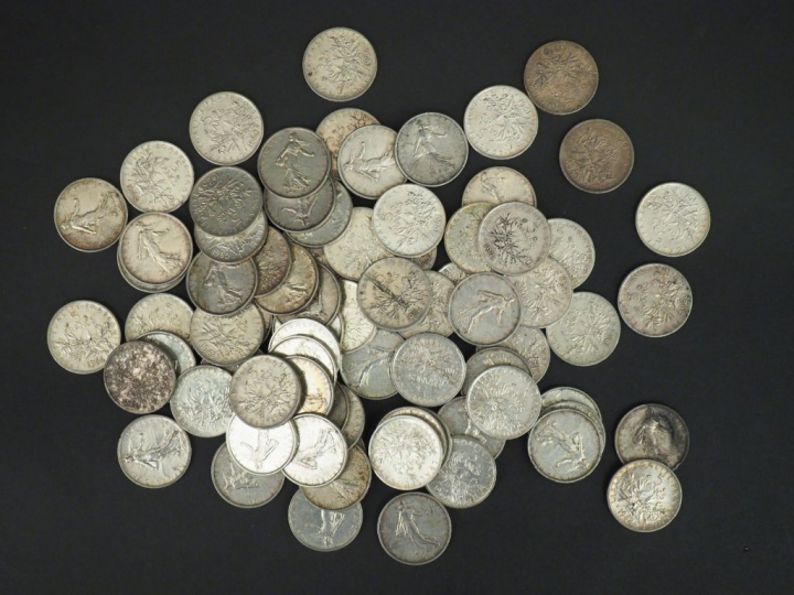 Soixante-dix-sept pièces de 5 francs en argent. Poids. 925 g