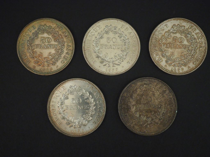 Ensemble comprenant :  - cinq pièces de 50 francs en argent, 1977. - d