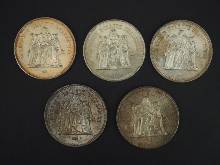 Ensemble comprenant :  - cinq pièces de 50 francs en argent, 1977. - d