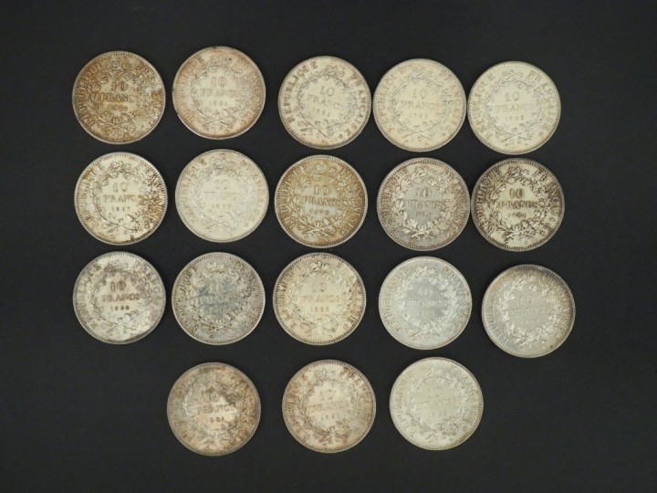 Ensemble comprenant :  - cinq pièces de 50 francs en argent, 1977. - d